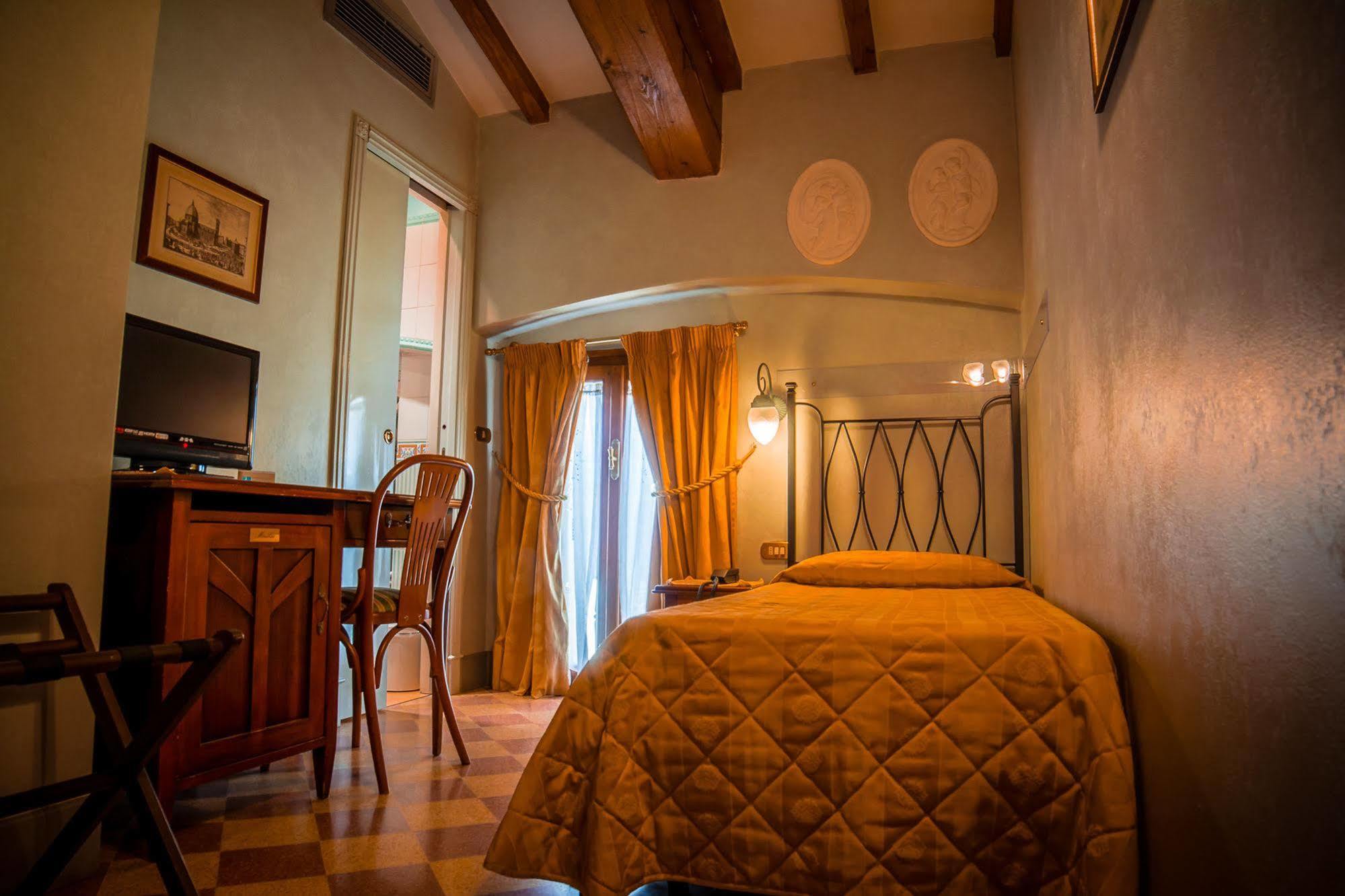 פירנצה Hotel Della Robbia מראה חיצוני תמונה